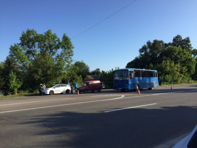 Під Луцьком через аварію легковик злетів у кювет. ФОТО