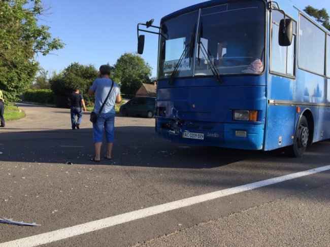 Під Луцьком через аварію легковик злетів у кювет. ФОТО