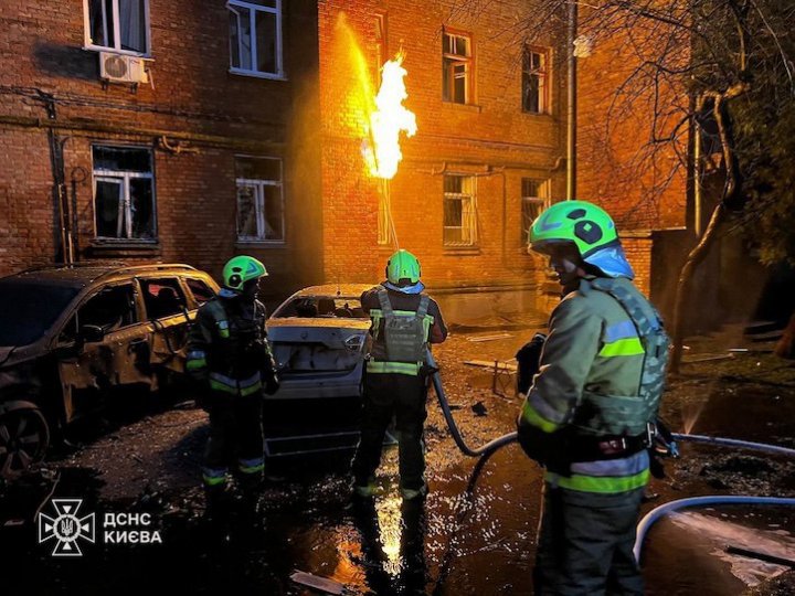 Росія вночі атакувала Київ: пошкоджено будинки, уламки впали на територію дитсадка