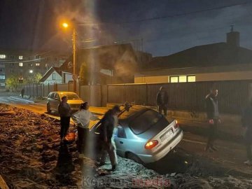 Через ремонт дороги на Волині провалився автомобіль