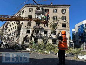 Росіяни скинули чотири КАБи на житловий будинок у Харкові