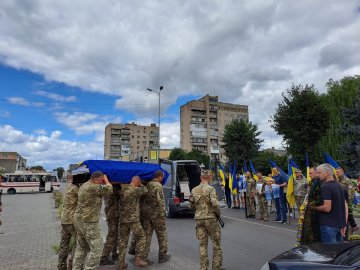 На Волині попрощались із загиблим на війні Героєм Юрієм Лукашуком. ФОТО