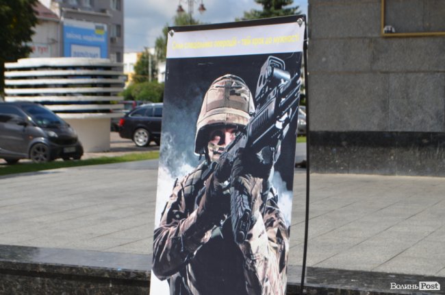 У центрі Луцька десантники показували свою техніку і американський Humvee. ФОТО