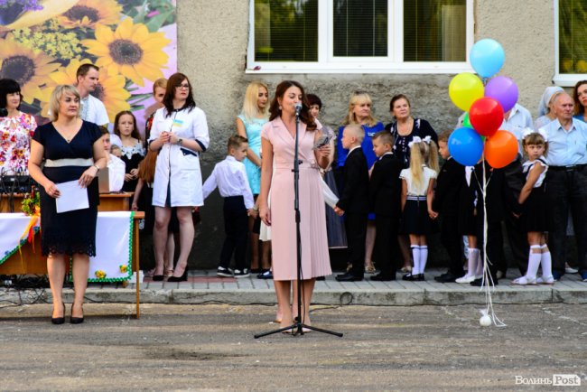 З нардепом і велетенським ведмедем, але без промов: перший дзвоник у луцькій школі №9. ФОТО