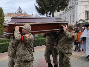 У Луцьку попрощалися з загиблим добровольцем Володимиром Матрунчиком. ВІДЕО