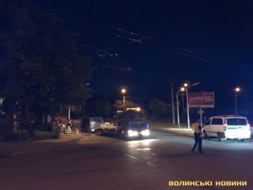 У Луцьку вночі бус протаранив легковика. ФОТО