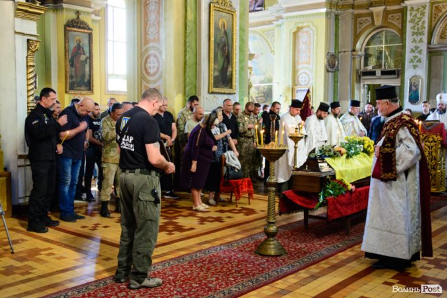 «Він був справжнім»: Луцьк попрощався із загиблим на Сході Олександром Білоусом. ФОТО