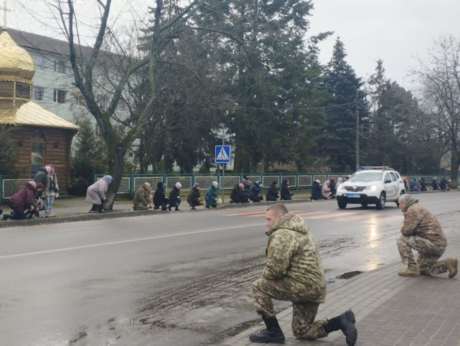 На Волині люди навколішки зустріли Героя Олександра Костюка. ФОТО