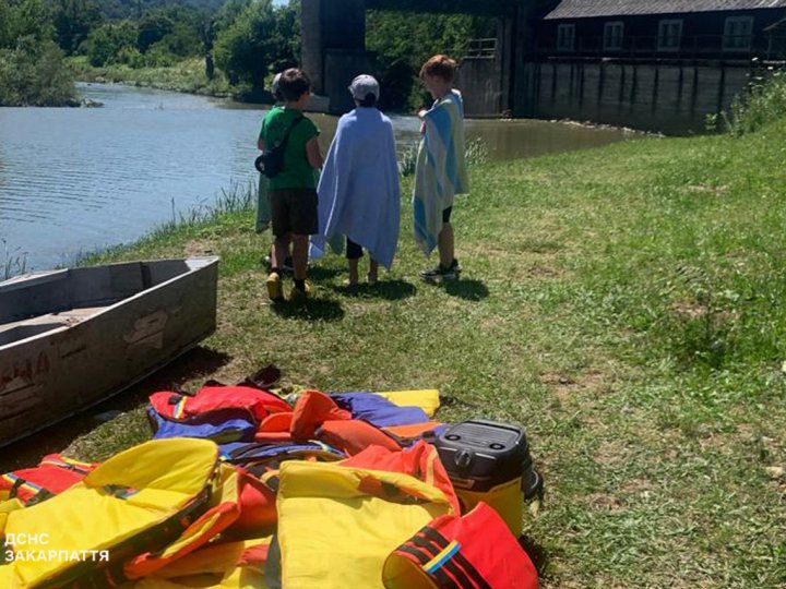 На Закарпатті під час сплаву гірською річкою ледь не загинула група дітей