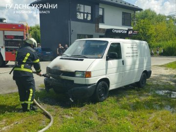 На Волині горіли господарська будівля та автомобіль