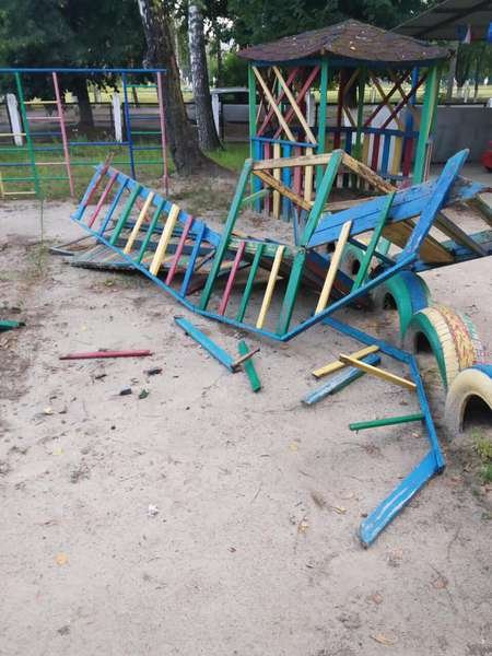 У Луцьку вандали розтрощили майданчик у дитячому садку. ФОТО