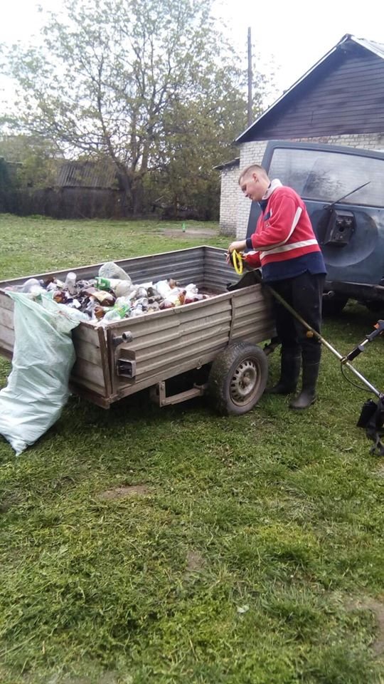 Вивезли причіп сміття: на Волині прибрали берег водосховища. ФОТО