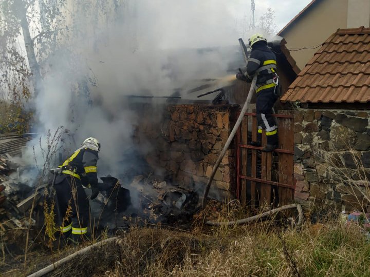 Пожежа на Волині: невідомі підпалили сміття, вогонь перекинувся на покрівлю альтанки