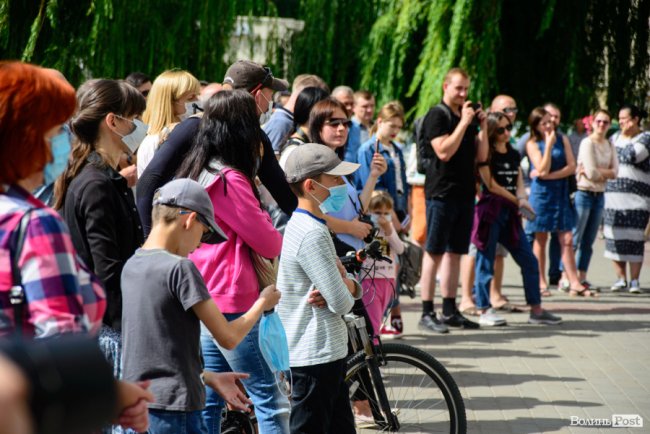 Не хочемо жити у смороді: лучани вийшли на акцію протесту. ФОТО