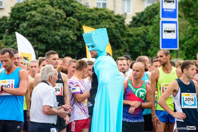 Учасники напівмарафону у Луцьку бігли за новими маршрутами. ФОТОРЕПОРТАЖ