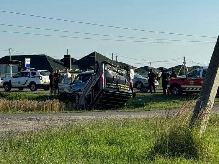 У селі під Луцьком зіткнулися дві автівки, бус злетів у кювет. ФОТО