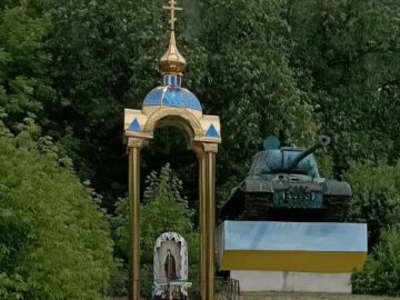 На Волині біля танка Сталіна моляться Богородиці