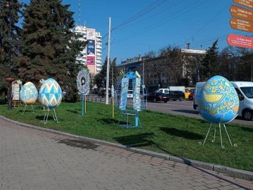 Центр Луцька прикрасили до Великодня. ФОТО