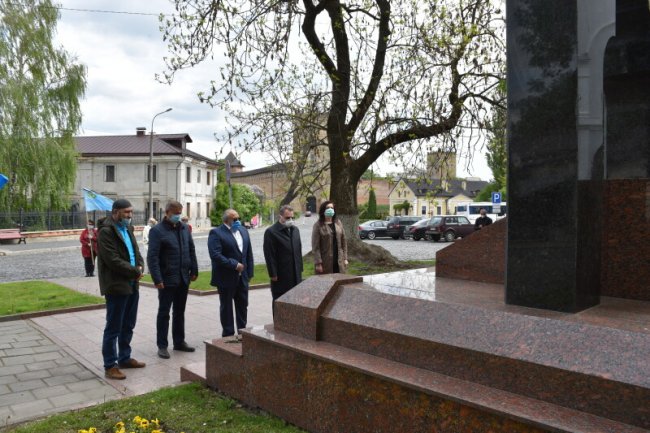 На Замковій площі у Луцьку вшанували пам’ять жертв геноциду кримськотатарського народу