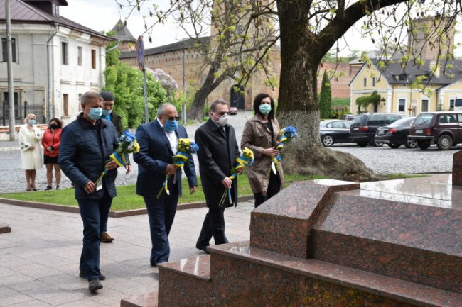 На Замковій площі у Луцьку вшанували пам’ять жертв геноциду кримськотатарського народу