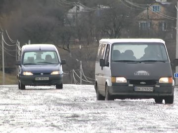 Яма на ямі: на дорогу Луцьк-Дубно скаржаться усі водії. ВІДЕО