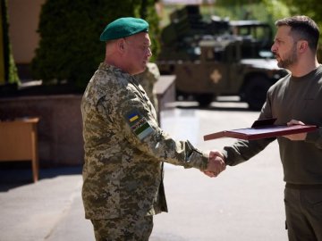 Зеленський вручив трьом прикордонникам із Волині державні нагороди