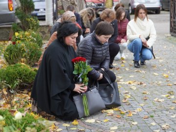 Волиняни навколішки прощалися із Героєм Володимиром Ващенком із Конотопа