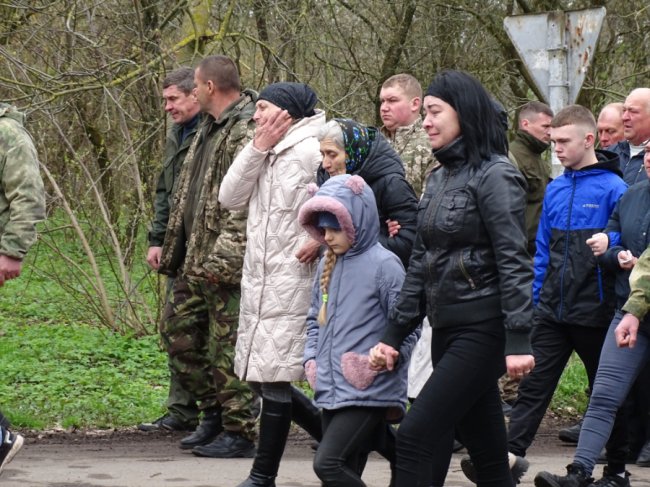 Уквітчаними вулицями провели в останню дорогу Героя з Волині Володимира Сохацького. ФОТО