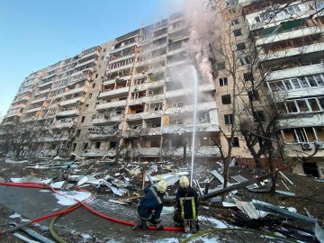 Російський снаряд влучив у десятиповерхівку у Києві. ВІДЕО