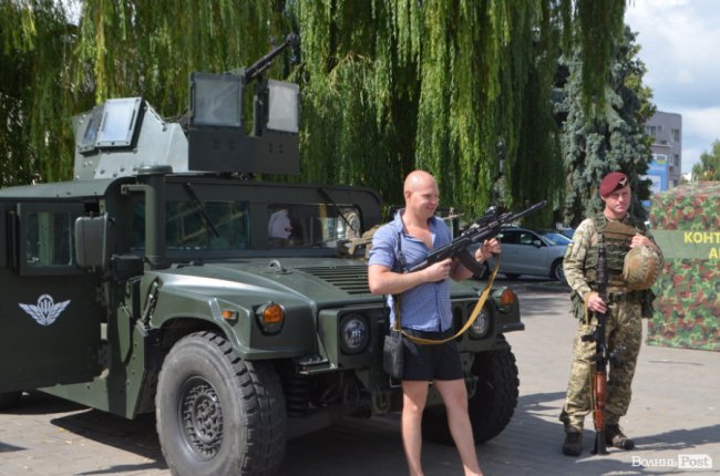 У центрі Луцька десантники показували свою техніку і американський Humvee. ФОТО