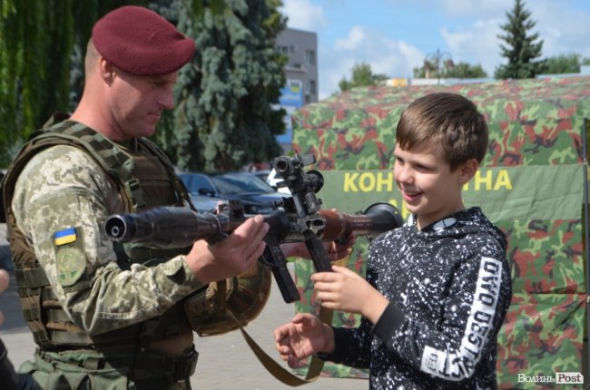 У центрі Луцька десантники показували свою техніку і американський Humvee. ФОТО