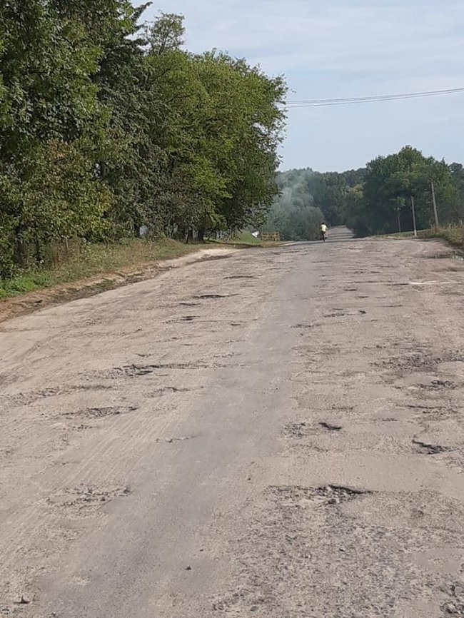 «Гіршої ще не бачив», – волинянин про стан дороги від Горохова до Локач. ФОТО