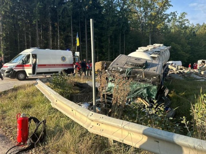 Смертельна ДТП на Рівненщині: автоцистерна врізалась у блокпост, загинув поліцейський