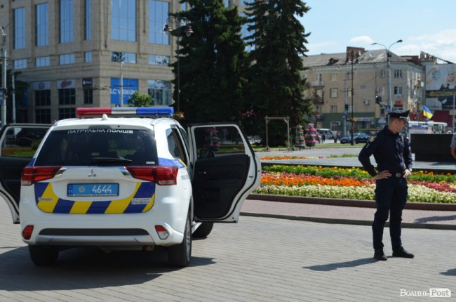 У центрі Луцька можна покататися на авто патрульних, увімкнути сирени і вдягнути бронежилет. ФОТО