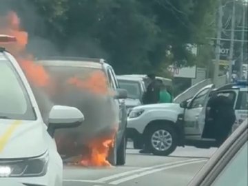 У Луцьку на Ковельській загорівся автомобіль. ВІДЕО