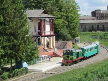 На станції дитячої залізниці в Луцьку автентичні двері замінили на металопластикові