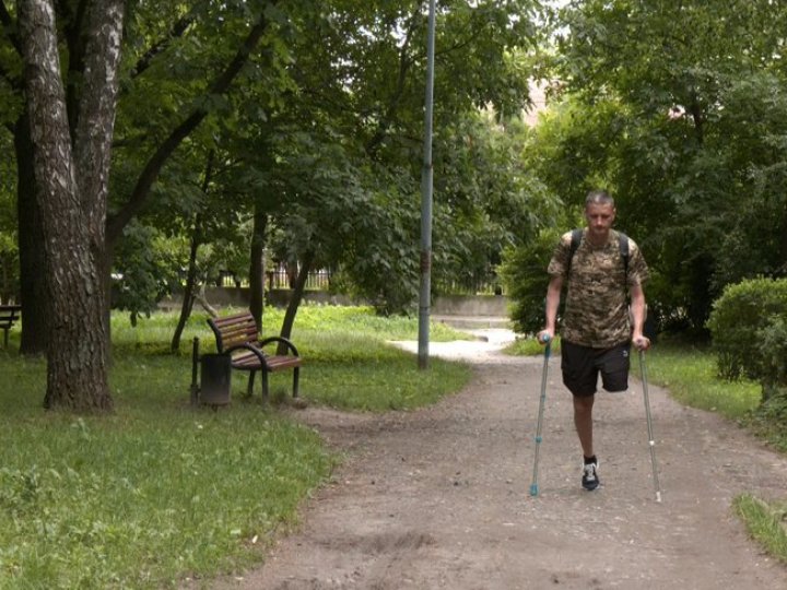 «Відчуття, що нога є, і вона тремтить»: поранений боєць реабілітується у Луцьку