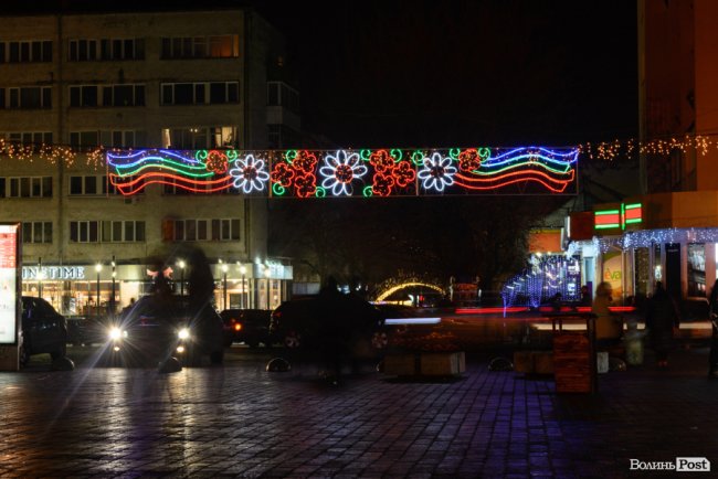 Мільйони святкових вогнів вечірнього Луцька. ФОТО