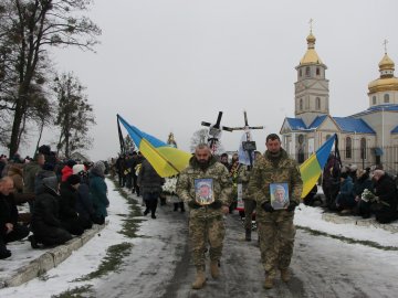 Подвійний біль: у селищі на Волині попрощалися з двома Героями Олександром Голодюком та Андрієм Міщуком