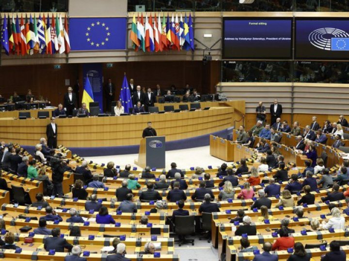 Європарламент закликав зняти обмеження на використання Україною західної зброї для ударів по рф, - резолюція