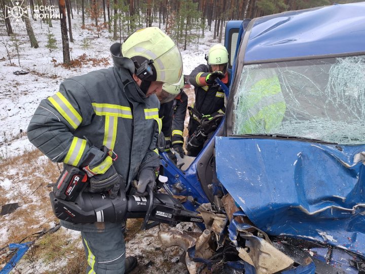 На Волині рятувальники деблокували трьох людей, яких затиснуло в авто внаслідок ДТП