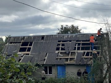 Атака на Хмельниччину: внаслідок падіння уламків «шахедів» є руйнування. ФОТО