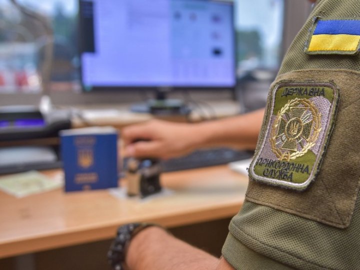 Хотів виїхати до родини і партнерів у Польщу: на Волині чоловіка судили за підробку документів