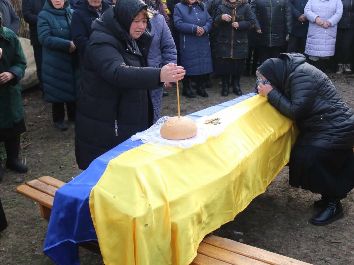 Сина ховали у день народження матері: у Холоневі попрощалися із загиблим Героєм Миколою Зубом