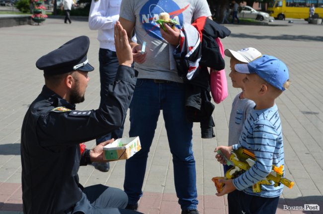 У центрі Луцька можна покататися на авто патрульних, увімкнути сирени і вдягнути бронежилет. ФОТО