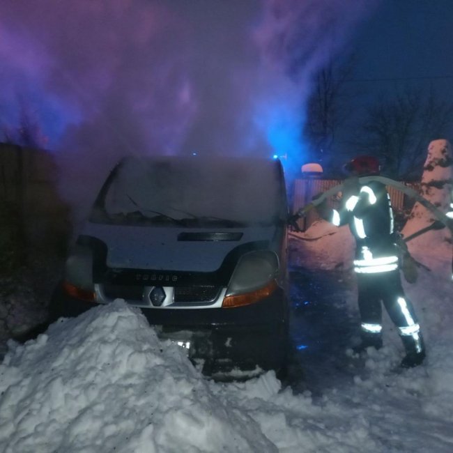 На Волині горів будинок та легковий автомобіль