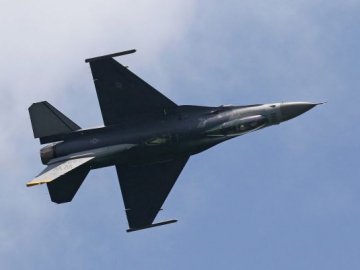 Україна не отримає винищувачі F-16 цієї осені та зими