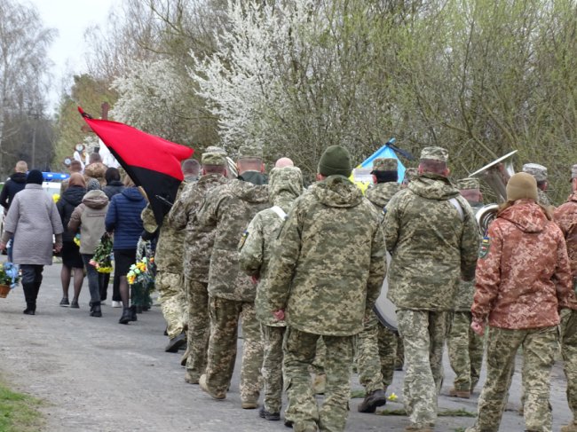 Уквітчаними вулицями провели в останню дорогу Героя з Волині Володимира Сохацького. ФОТО