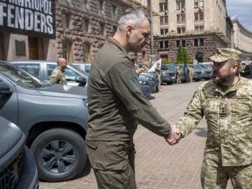 Авто, системи РЕБ, антени, - Кличко передав від киян допомогу для захисників на Сході 