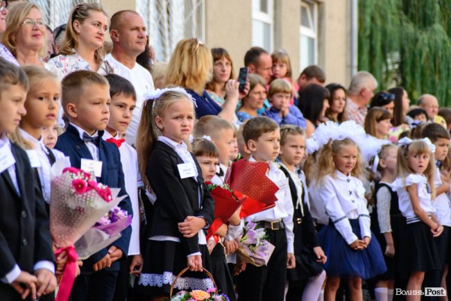 З нардепом і велетенським ведмедем, але без промов: перший дзвоник у луцькій школі №9. ФОТО